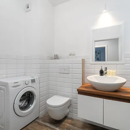 Elegant Jezyce Near Mtp By Renters Apartamento